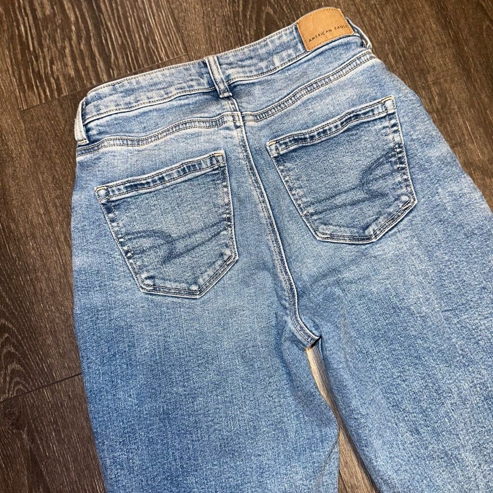 American Eagle Outfitters (0) Light Wash Distressed Mom Jeans with Stretch - Picture 5 of 8